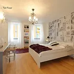 Casa Bellagio, / アパート